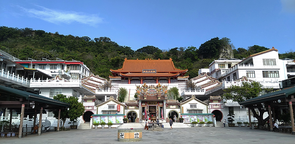 超峰寺是大崗山最佳觀景點之一。(攝影/葉郁琪) 超峰寺是大崗山最佳觀景點之一。(攝影/葉郁琪)