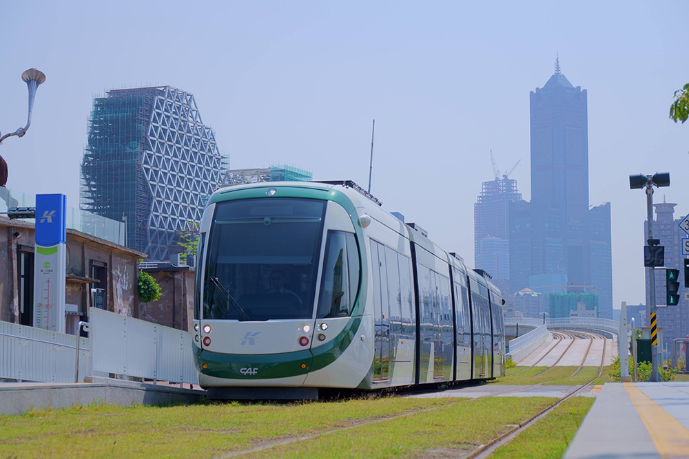 輕軌列車進站。(攝影/Bill Hwang) 輕軌列車進站。(攝影/Bill Hwang)