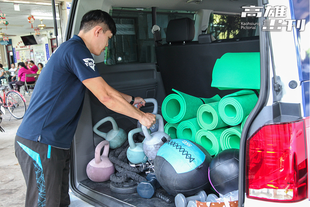 「行動健身房巡迴車」備有跑步機、健身車、橢圓機、震動機、槓鈴、壼鈴、啞鈴、藥球、戰繩、彈力帶等有氧及負重型健身器材。(攝影/李瑰嫻 ) 「行動健身房巡迴車」備有跑步機、健身車、橢圓機、震動機、槓鈴、壼鈴、啞鈴、藥球、戰繩、彈力帶等有氧及負重型健身器材。(攝影/李瑰嫻 )