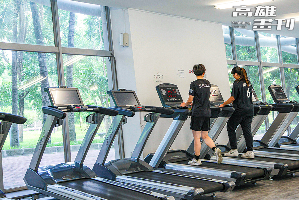左營運動中心設備及課程規劃完善,設有健身房、環狀教室等。(攝影/李瑰嫻) 左營運動中心設備及課程規劃完善,設有健身房、環狀教室等。(攝影/李瑰嫻)