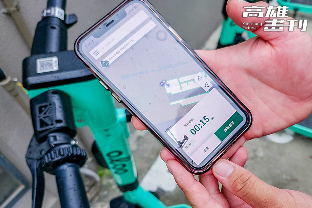 只要掃描QR Code下載APP,按照指示就可以一指輕鬆租借滑板車,歸還時再騎到原站點,開啟APP操作即可。(攝影/李瑰嫻) 只要掃描QR Code下載APP,按照指示就可以一指輕鬆租借滑板車,歸還時再騎到原站點,開啟APP操作即可。(攝影/李瑰嫻)