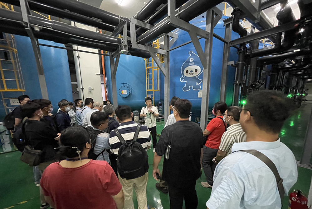 淨零學院結合產業淨零大聯盟資源,辦理實廠技術交流,目前已辦理日月光中水回收廠循環經濟交流、中鋼鋼化聯產技術交流等,提供產業交流平台,落實以大帶小。(圖片提供/高雄市政府環保局) 淨零學院結合產業淨零大聯盟資源,辦理實廠技術交流,目前已辦理日月光中水回收廠循環經濟交流、中鋼鋼化聯產技術交流等,提供產業交流平台,落實以大帶小。(圖片提供/高雄市政府環保局)