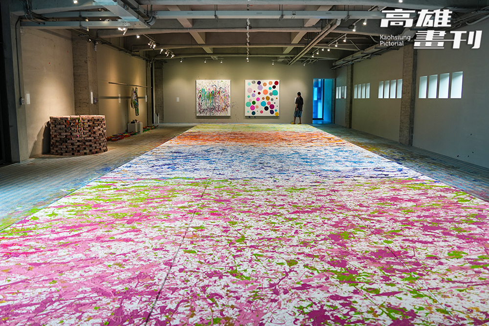 《Leave A Message 留言》展出多位藝術家作品,圖為御盟集團創辦人邵永添巨幅現地創作《四季》。(攝影/Cindy Lee) 《Leave A Message 留言》展出多位藝術家作品,圖為御盟集團創辦人邵永添巨幅現地創作《四季》。(攝影/Cindy Lee)