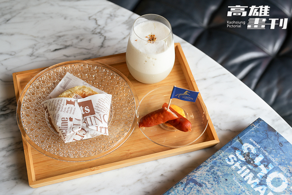鹹燒餅配豆漿是金門傳統的早餐標配,ALIEN All-Day Lounge特別引進金門閩式燒餅,搭配自製熬煮的桂花蜜豆奶,喚醒當年前線士兵的回憶。(攝影/Cindy Lee) 鹹燒餅配豆漿是金門傳統的早餐標配,ALIEN All-Day Lounge特別引進金門閩式燒餅,搭配自製熬煮的桂花蜜豆奶,喚醒當年前線士兵的回憶。(攝影/Cindy Lee)