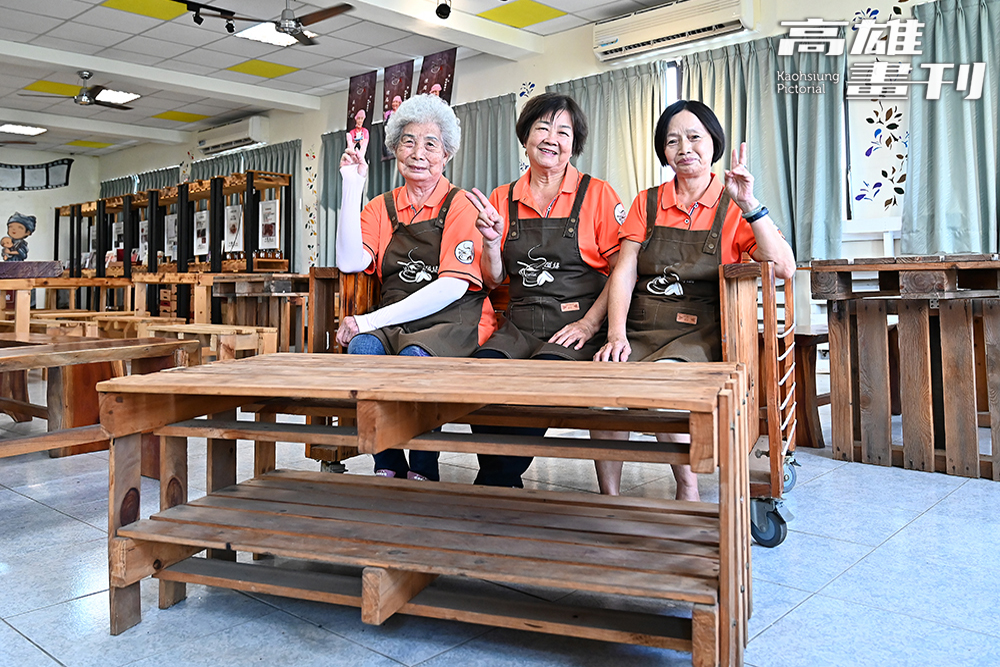 「隘堤咖啡」的阿嬤咖啡師都很滿意木棧板桌椅,覺得容易清潔又耐用。(攝影/Carter) 「隘堤咖啡」的阿嬤咖啡師都很滿意木棧板桌椅,覺得容易清潔又耐用。(攝影/Carter)