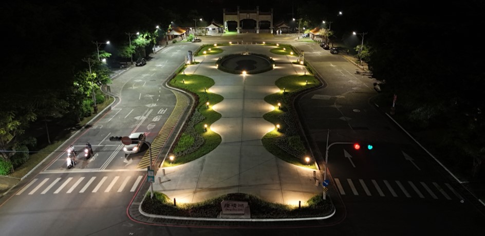 夜晚加上LED照明點綴,讓澄清湖披上迷人光采,也增加居民飯後散步安全性。(圖片提供/高雄市政府觀光局) 夜晚加上LED照明點綴,讓澄清湖披上迷人光采,也增加居民飯後散步安全性。(圖片提供/高雄市政府觀光局)