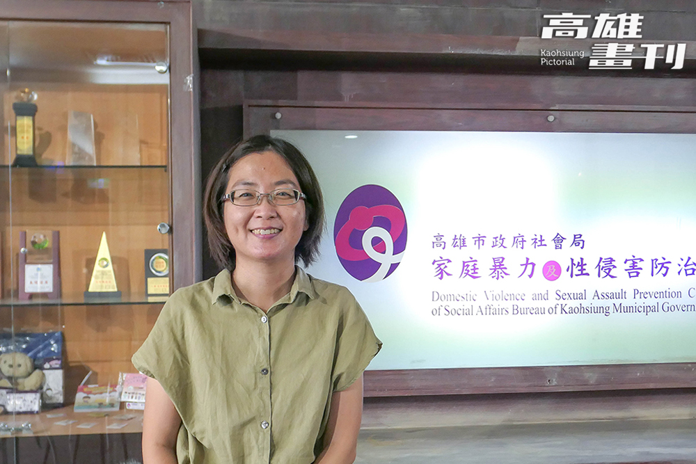 社會局仁愛之家魏文梵組員,為占地寬廣的高雄仁愛之家一手規劃友善生活空間。(攝影/李瑰嫻) 社會局仁愛之家魏文梵組員,為占地寬廣的高雄仁愛之家一手規劃友善生活空間。(攝影/李瑰嫻)