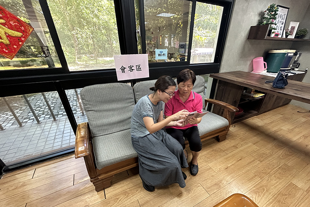 魏文梵結合民間資源,在園區內架設無線網路,方便長輩們上網與親友聯絡感情,深獲長輩好評。(圖片提供/高雄市政府社會局仁愛之家) 魏文梵結合民間資源,在園區內架設無線網路,方便長輩們上網與親友聯絡感情,深獲長輩好評。(圖片提供/高雄市政府社會局仁愛之家)