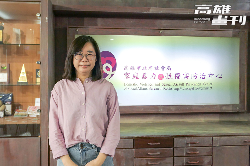 任職社會局家庭暴力及性侵害防治中心的陳沛玲,攜手民間團體與社區網絡,建構社會安全網。(攝影/李瑰嫻) 任職社會局家庭暴力及性侵害防治中心的陳沛玲,攜手民間團體與社區網絡,建構社會安全網。(攝影/李瑰嫻)