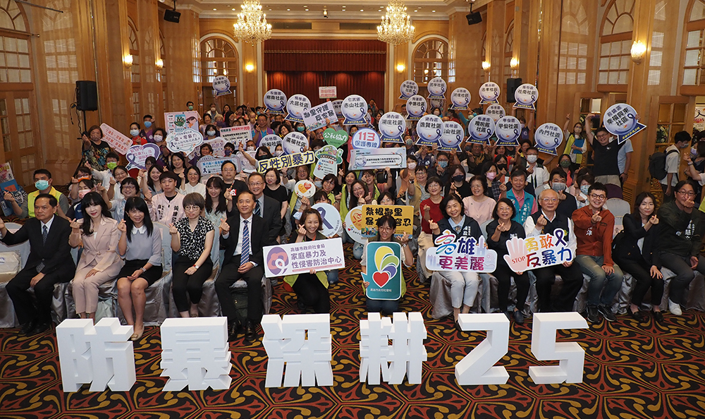 高雄市政府深入社區推動家暴預防,陳沛玲與社區網絡通力合作,為受害者打造防護網。(圖片提供/高雄市政府社會局) 高雄市政府深入社區推動家暴預防,陳沛玲與社區網絡通力合作,為受害者打造防護網。(圖片提供/高雄市政府社會局)