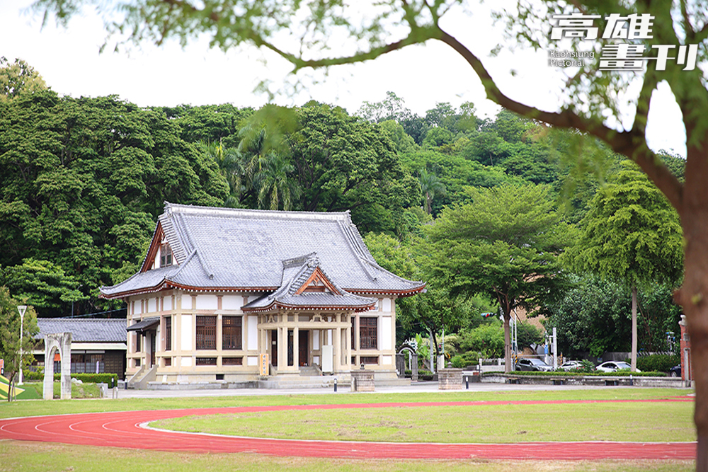 旗山武德殿位於鼓山山腳下,宛如穿越時空的歷史現場。(攝影/Carter) 旗山武德殿位於鼓山山腳下,宛如穿越時空的歷史現場。(攝影/Carter)