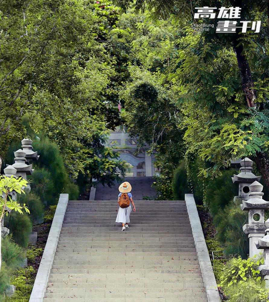 鼓山公園原址為日治昭和時期的旗山神社,石階、石燈籠在樹影婆娑中,拾級深入的背影就能拍出故事感。(攝影/Carter) 鼓山公園原址為日治昭和時期的旗山神社,石階、石燈籠在樹影婆娑中,拾級深入的背影就能拍出故事感。(攝影/Carter)