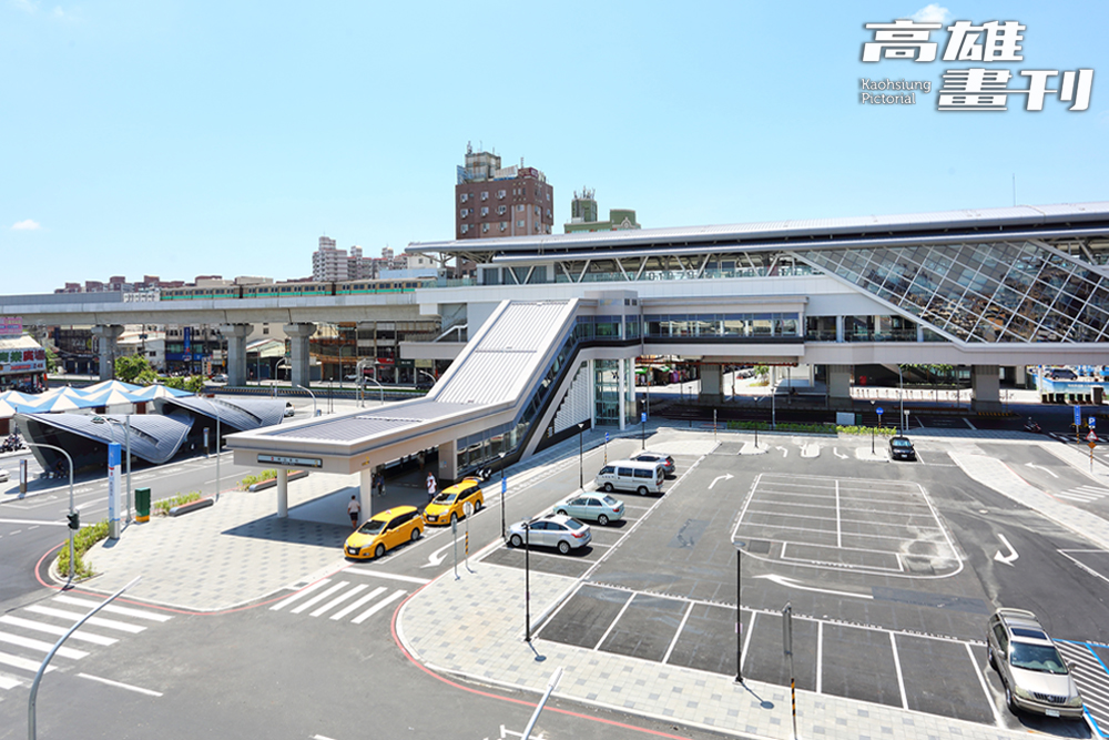 捷運岡山車站與臺鐵岡山車站及客運站步行可達,除岡山外,路竹、湖內和橋頭等地區的旅客都能透過捷運,輕鬆轉乘捷運橘線、環狀輕軌和高鐵。(攝影/Carter) 捷運岡山車站與臺鐵岡山車站及客運站步行可達,除岡山外,路竹、湖內和橋頭等地區的旅客都能透過捷運,輕鬆轉乘捷運橘線、環狀輕軌和高鐵。(攝影/Carter)