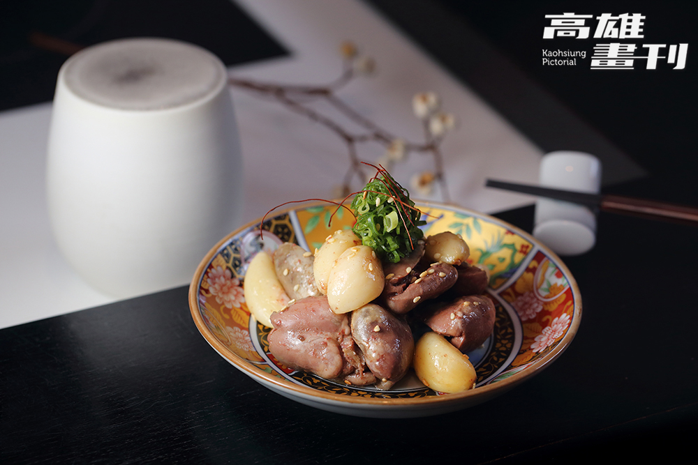 受到Fine Dining的影響,Alen對器皿也相當講究,以日式職人工藝打造用餐儀式感。(攝影/Carter) 受到Fine Dining的影響,Alen對器皿也相當講究,以日式職人工藝打造用餐儀式感。(攝影/Carter)