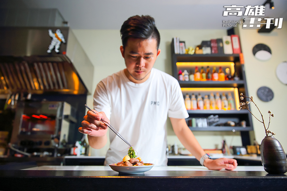 受到Fine Dining的影響,Alen對器皿也相當講究,以日式職人工藝打造用餐儀式感。(攝影/Carter) 受到Fine Dining的影響,Alen對器皿也相當講究,以日式職人工藝打造用餐儀式感。(攝影/Carter)