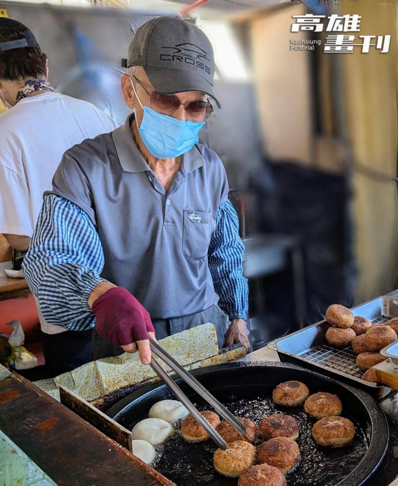 豬肉餡餅在油鍋中炸得金黃酥脆,一旁排隊人潮總是絡繹不絕。(攝影/Cindy Lee) 豬肉餡餅在油鍋中炸得金黃酥脆,一旁排隊人潮總是絡繹不絕。(攝影/Cindy Lee)