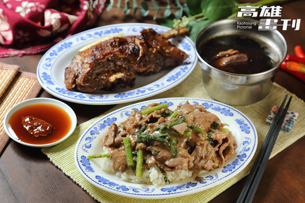 沙茶羊肉燴飯、烤羊小排和當歸羊肉湯的組合,是許多岡山人下班後的飽食標配。(攝影/Carter) 沙茶羊肉燴飯、烤羊小排和當歸羊肉湯的組合,是許多岡山人下班後的飽食標配。(攝影/Carter)