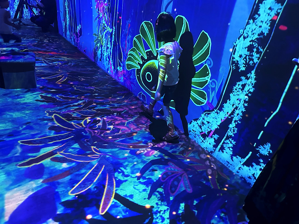 以同名3D電影為世界觀的《妖怪森林》沉浸式展演,將觀眾帶入魔神仔的神秘世界。(圖片提供/高雄市政府文化局) 以同名3D電影為世界觀的《妖怪森林》沉浸式展演,將觀眾帶入魔神仔的神秘世界。(圖片提供/高雄市政府文化局)