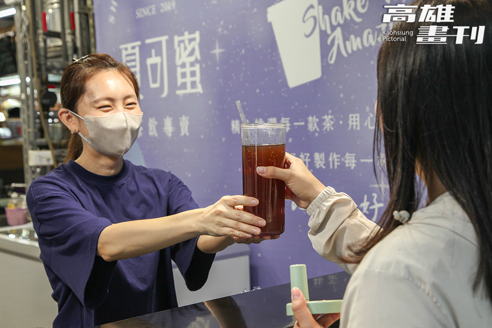 市場中的手搖飲攤位響應減塑風潮,飲料裝入顧客自備的環保杯中。(攝影/李瑰嫻) 市場中的手搖飲攤位響應減塑風潮,飲料裝入顧客自備的環保杯中。(攝影/李瑰嫻)