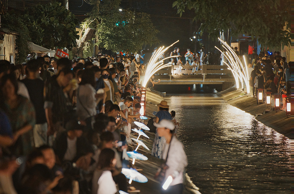 沿線點燈的水圳,成為美濃最美的夜間祭典。(圖片提供/米濃聚落) 沿線點燈的水圳,成為美濃最美的夜間祭典。(圖片提供/米濃聚落)
