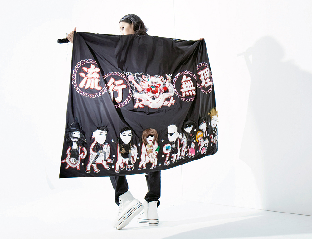 周裕穎將「府城刺繡宗師」林玉泉的立體繡應用於時裝,以牛仔布、風衣取代傳統繡布,讓八仙彩躍上時尚舞台。(圖片提供/ JUST IN XX ) 周裕穎將「府城刺繡宗師」林玉泉的立體繡應用於時裝,以牛仔布、風衣取代傳統繡布,讓八仙彩躍上時尚舞台。(圖片提供/ JUST IN XX )