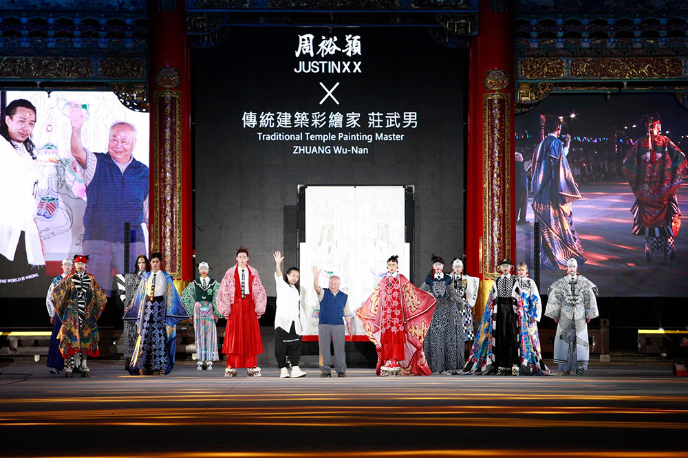 2023年於台南南鯤鯓代天府舉辦台北時裝週開幕秀,周裕穎與傳統建築彩繪家莊武男共創,透過時裝傳遞臺灣文化、藝術與工藝價值。(圖片提供/ JUST IN XX ) 2023年於台南南鯤鯓代天府舉辦台北時裝週開幕秀,周裕穎與傳統建築彩繪家莊武男共創,透過時裝傳遞臺灣文化、藝術與工藝價值。(圖片提供/ JUST IN XX )