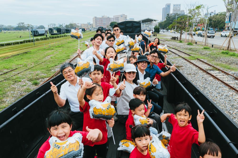「濱線觀光列車-哈瑪星號」耗時一年籌備,讓高雄人回憶中的移動風景線重返哈瑪星鐵道園區。(圖片提供/高雄市政府文化局) 「濱線觀光列車-哈瑪星號」耗時一年籌備,讓高雄人回憶中的移動風景線重返哈瑪星鐵道園區。(圖片提供/高雄市政府文化局)