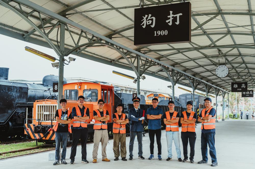 舊打狗驛故事館館長古庭維及鐵道工作夥伴於重新打造歷史氛圍的舊月台合影,象徵重返濱線。(圖片提供/高雄市政府文化局) 舊打狗驛故事館館長古庭維及鐵道工作夥伴於重新打造歷史氛圍的舊月台合影,象徵重返濱線。(圖片提供/高雄市政府文化局)