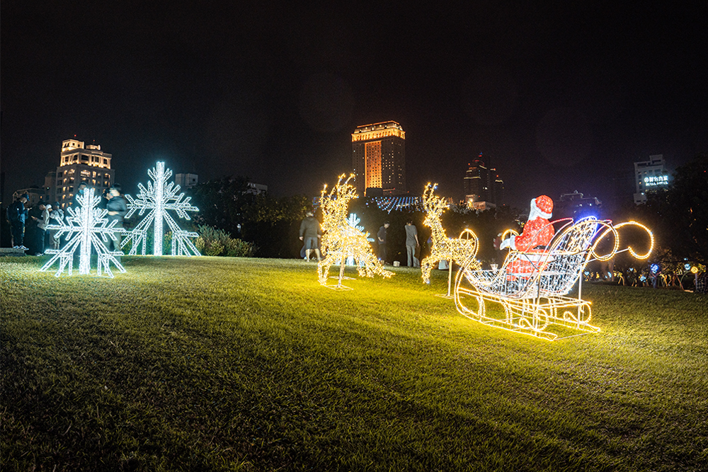 公園草坡上數朵巨型雪花結晶靜謐地綻放，每一片都帶著祝福和盼望。 (圖片提供/高雄市政府)