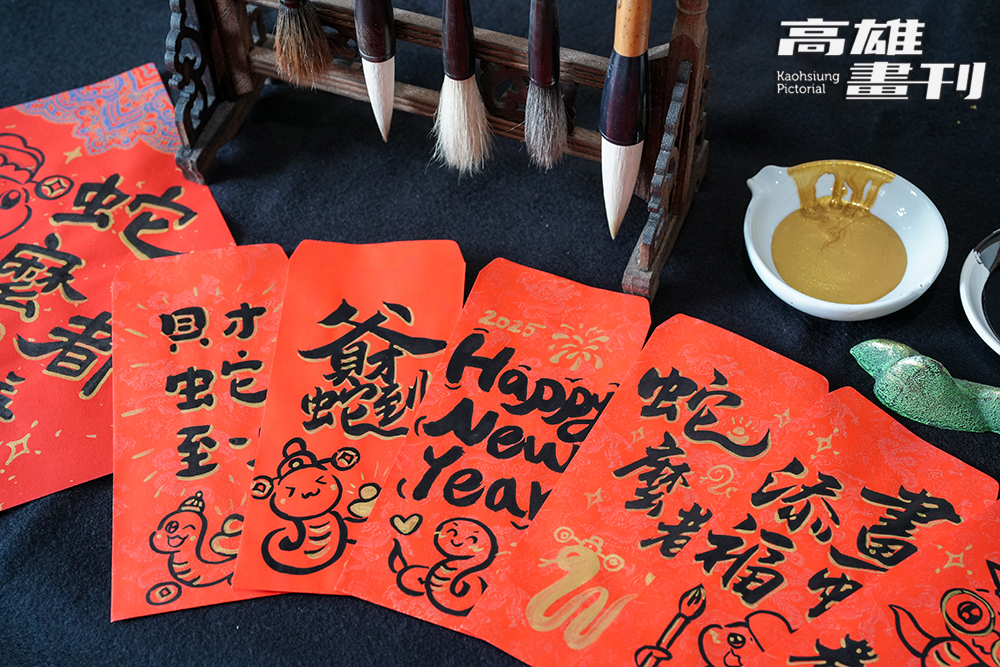 楊修華將年節吉祥話結合Q版生肖,創作出可愛俏皮又應景的斗方和紅包袋。(攝影/Cindy Li) 楊修華將年節吉祥話結合Q版生肖,創作出可愛俏皮又應景的斗方和紅包袋。(攝影/Cindy Li)