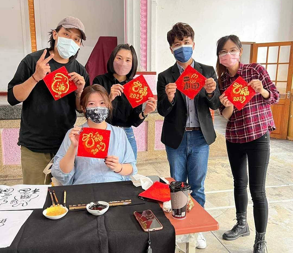 楊修華會帶著學習1至2年的學員一起參加學校或企業團體的寫春聯活動,培養學員的成就感與自信心。(圖片提供/楊修華) 楊修華會帶著學習1至2年的學員一起參加學校或企業團體的寫春聯活動,培養學員的成就感與自信心。(圖片提供/楊修華)