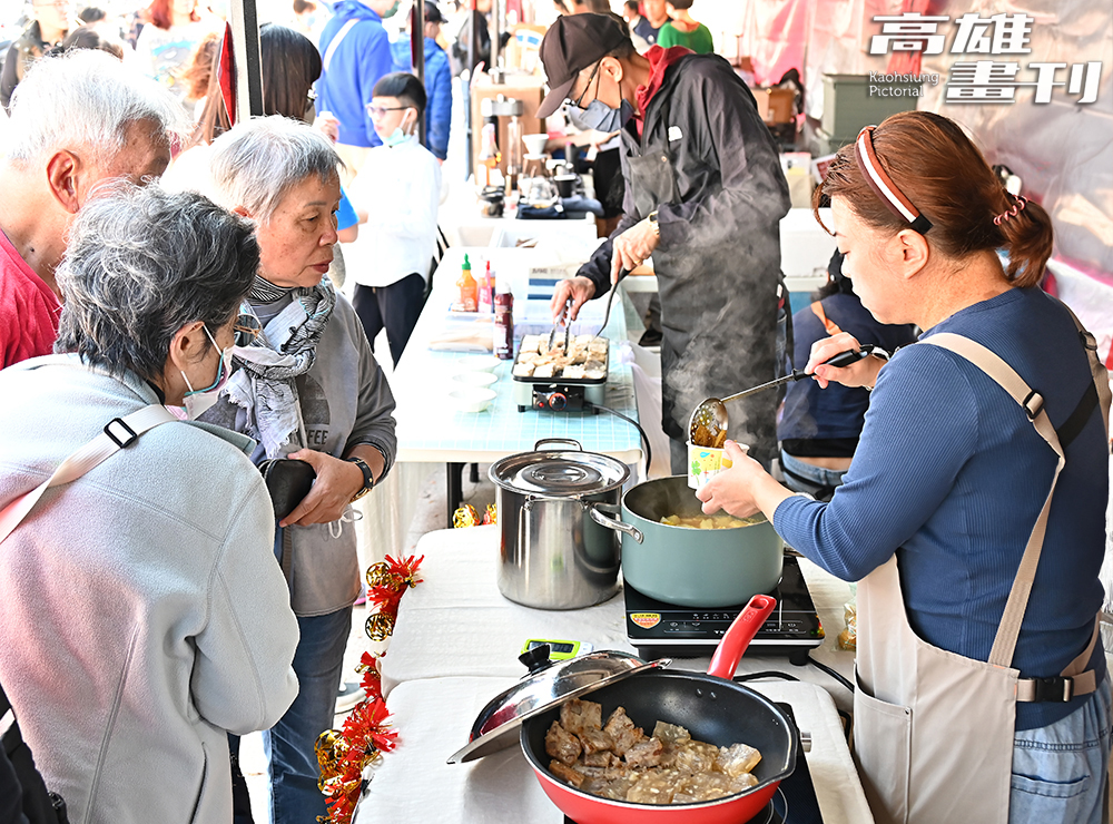 市集裡有港式奶茶、咖哩魚蛋、蛋撻等經典小吃,給人一秒到香港的錯覺。(攝影/Carter) 市集裡有港式奶茶、咖哩魚蛋、蛋撻等經典小吃,給人一秒到香港的錯覺。(攝影/Carter)