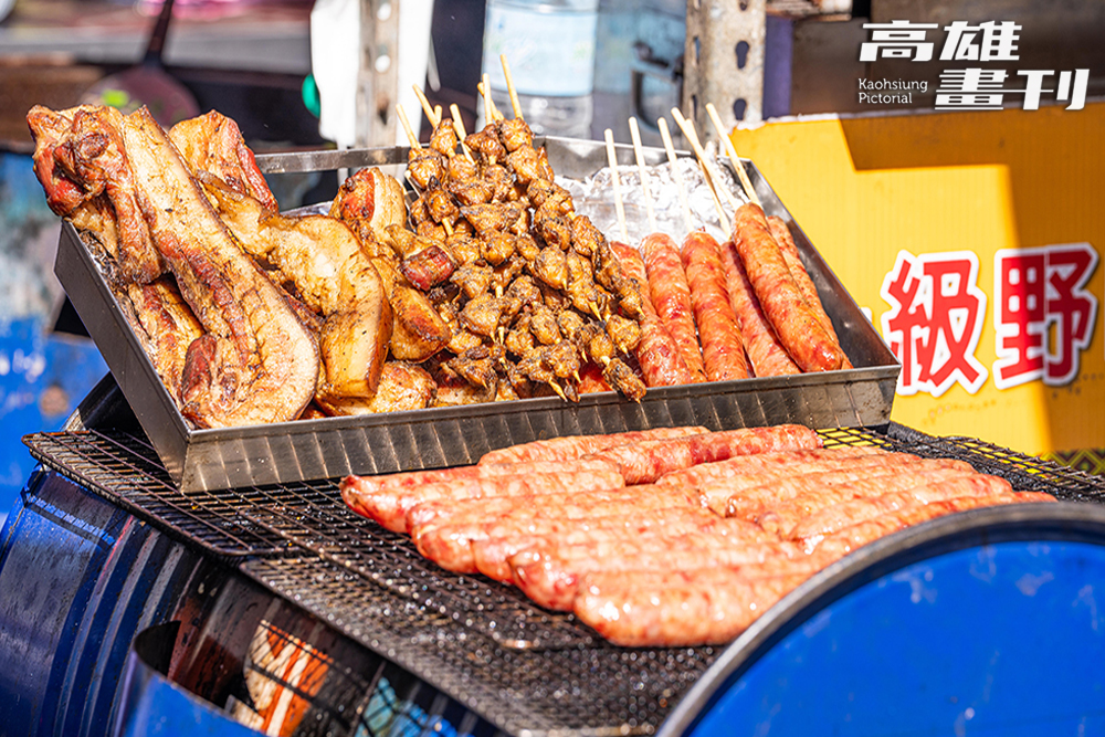 賞花之餘,還能順道逛逛原民市集,品味各式農特產品與原住民美食。(攝影/黃敬文) 賞花之餘,還能順道逛逛原民市集,品味各式農特產品與原住民美食。(攝影/黃敬文)