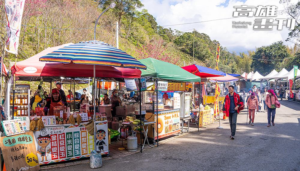 賞花之餘,還能順道逛逛原民市集,品味各式農特產品與原住民美食。(攝影/黃敬文) 賞花之餘,還能順道逛逛原民市集,品味各式農特產品與原住民美食。(攝影/黃敬文)