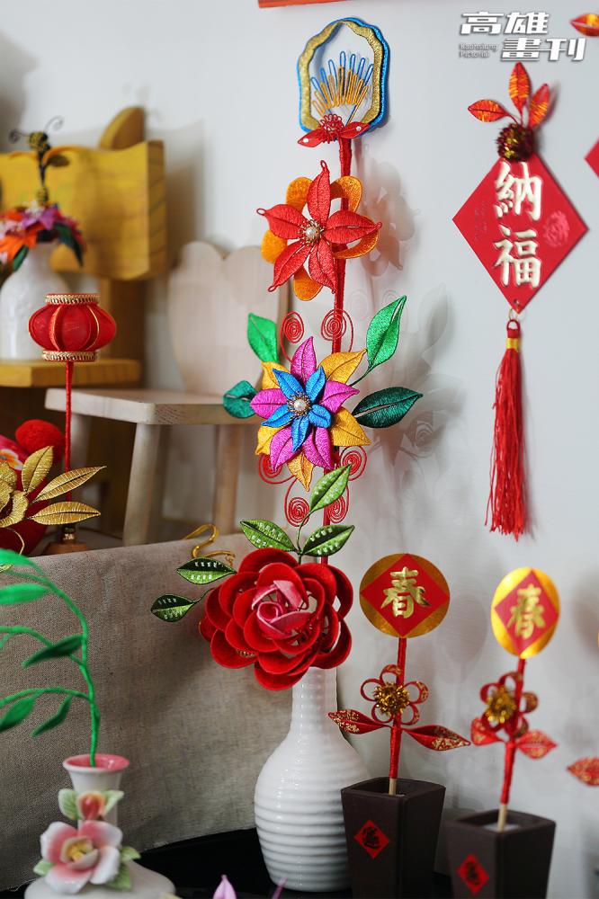 取仿絲線中一股纏繞紙板,專注於一花一世界,展現精巧的民間工藝。 (攝影/Carter) 取仿絲線中一股纏繞紙板,專注於一花一世界,展現精巧的民間工藝。 (攝影/Carter)
