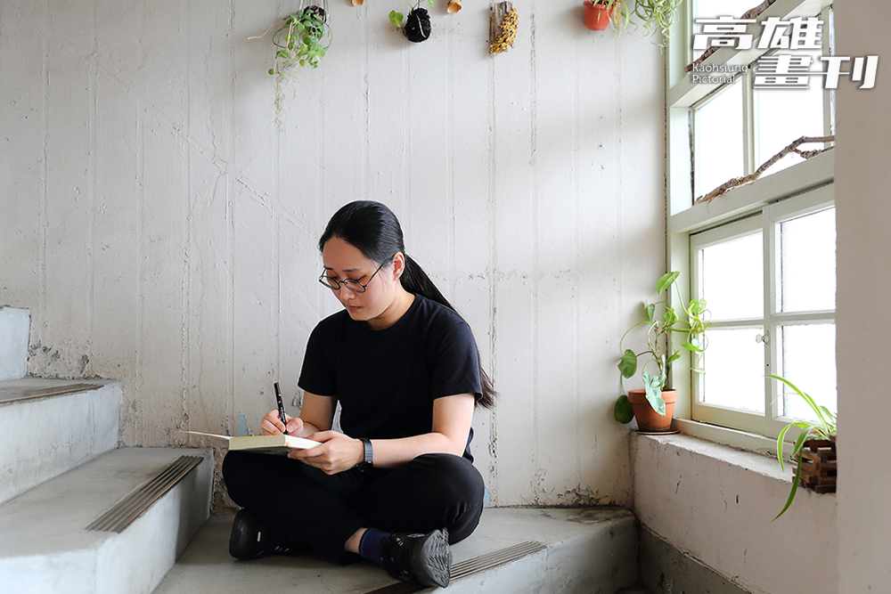 插畫家Hsiaoyu喜愛觀察建築與都市景觀,擅長以細膩的筆觸描繪景物,並將其融入畫冊之中。(攝影/Carter) 插畫家Hsiaoyu喜愛觀察建築與都市景觀,擅長以細膩的筆觸描繪景物,並將其融入畫冊之中。(攝影/Carter)