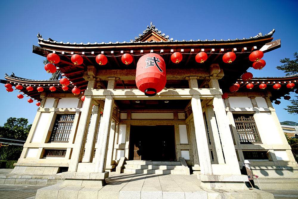 旗山武德殿採傳統日本式寺殿式樣建築建造,黑瓦屋頂在台灣武德殿中,採用入母屋屋頂的最多,與中國傳統歇山屋頂類似。(攝影/曾信耀) 旗山武德殿採傳統日本式寺殿式樣建築建造,黑瓦屋頂在台灣武德殿中,採用入母屋屋頂的最多,與中國傳統歇山屋頂類似。(攝影/曾信耀)