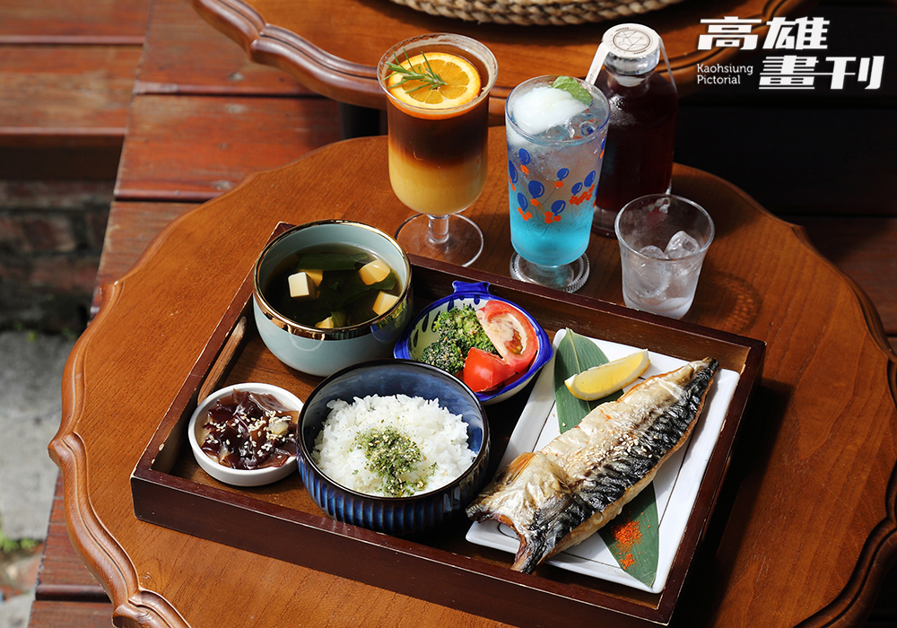 為了與日式老屋相呼應，餐點提供日式套餐，如薄鹽鯖魚定食、日式咖哩炸牡蠣飯、海老系烏龍麵定食等等。(攝影/Carter)