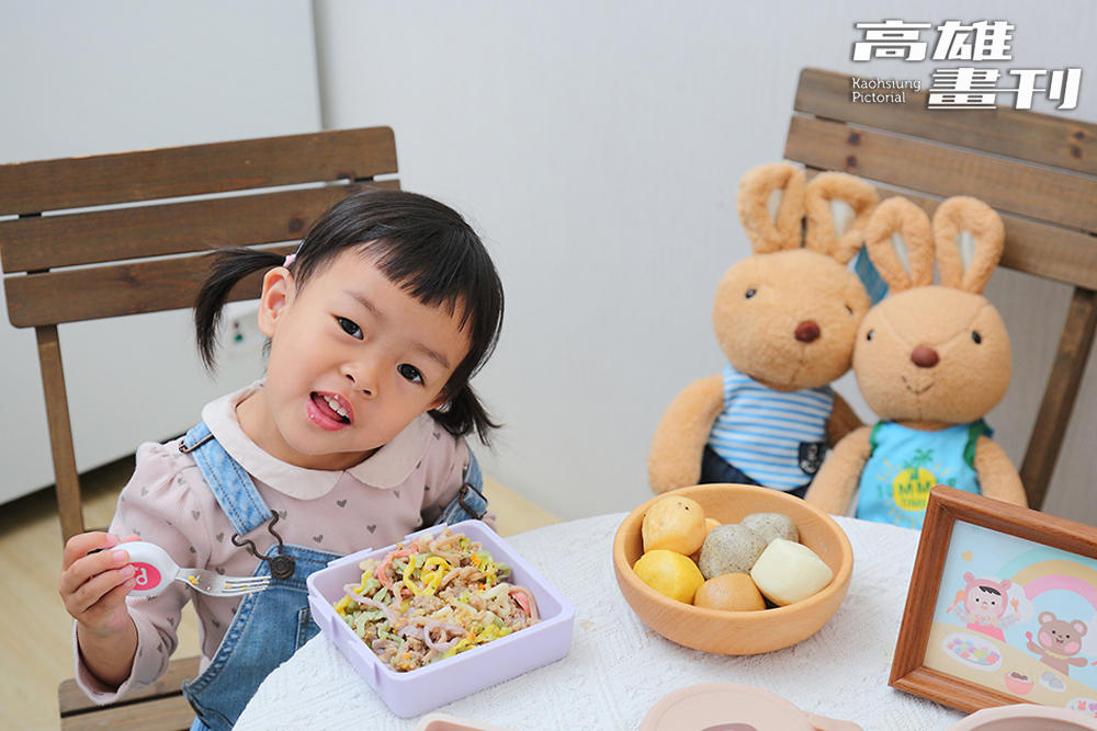 「我最喜歡橘色。」透過食物，讓寶貝慢慢認識這世界的繽紛色彩。(攝影/Carter)