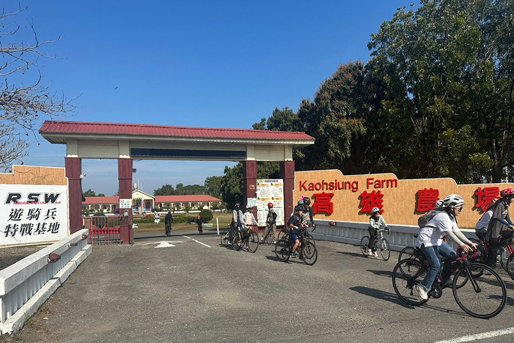 同學農場空間遼闊，設有餐廳、住宿區、講堂、露營區、烤肉區等，相當適合全家旅遊、烤肉、野餐與露營，享受田園生活。(圖片提供/同學農場－遊騎兵特戰基地)