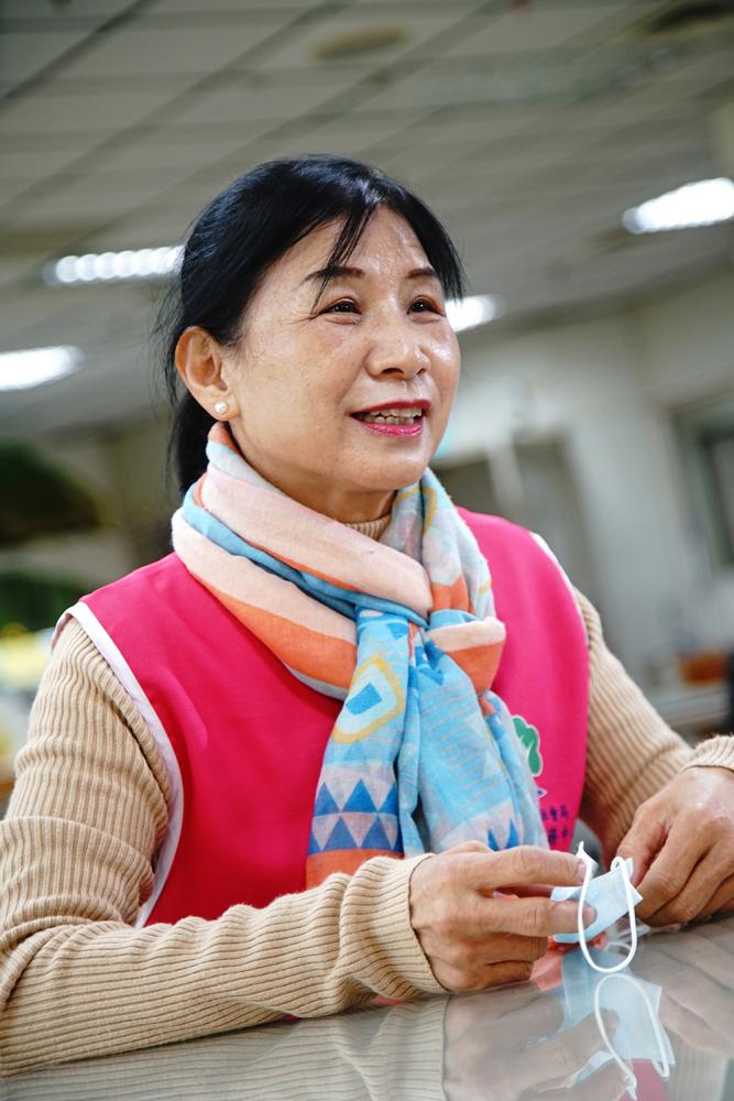 擔任送餐志工近二十年，過程中老人家來來去去，賴淑瑜也已經學會坦然面對。（攝影/曾信耀）