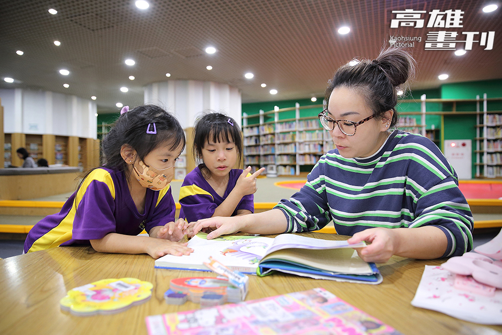 嬰幼兒期的親子共讀是對孩子未來最好的投資，除了給予大腦發育、語言及認知能力正面刺激，並能夠培養孩子專注力，啟發想像力及創造力。(攝影/Carter)