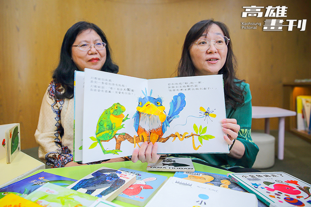 榮榮老師(右)分享，每次翻開立體書，孩子們總會驚喜地發出「哇！好漂亮、好厲害！」的讚嘆聲。繽紛的立體設計讓書中角色栩栩如生，不僅吸引孩子的目光，更讓他們忍不住伸手觸摸。(攝影/Carter)