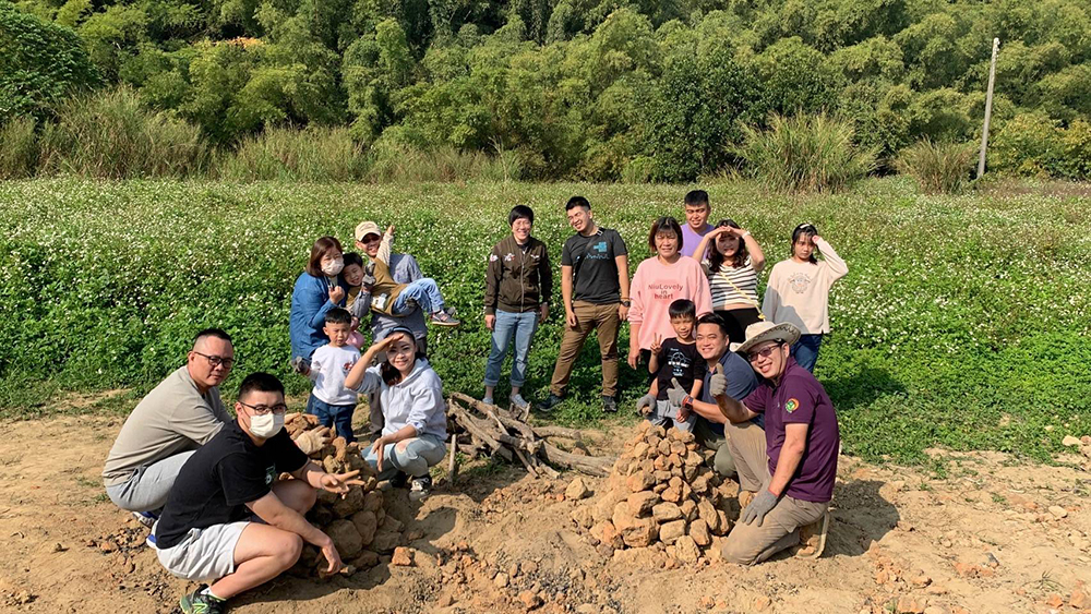 土窯活動有趣好玩,增加家庭互動。(圖片提供/吉貓農園) 土窯活動有趣好玩,增加家庭互動。(圖片提供/吉貓農園)