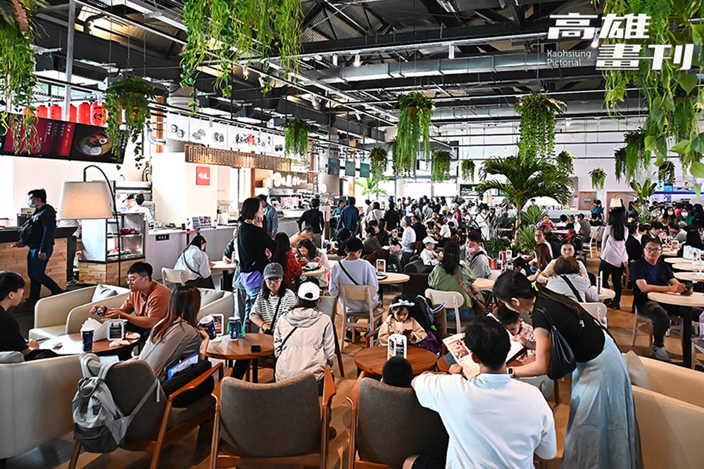 新濱町海洋廚房室內座位區結合綠意造景,相當舒適。(攝影/Carter) 新濱町海洋廚房室內座位區結合綠意造景,相當舒適。(攝影/Carter)