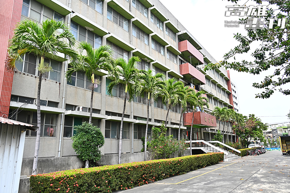 樸素方正的水泥建築是加工區的女子宿舍。歲月在牆面留下痕跡，它曾默默陪伴著剛到城市打拚的女孩們，渡過她們既緊張又期待的起點。(攝影/Carter)