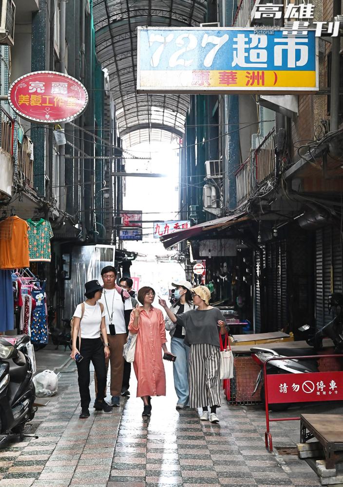 當時女工們最愛來鎮華街購物，附近有西裝店、鐘錶行、金飾店、百貨行和電影院。(攝影/Carter)