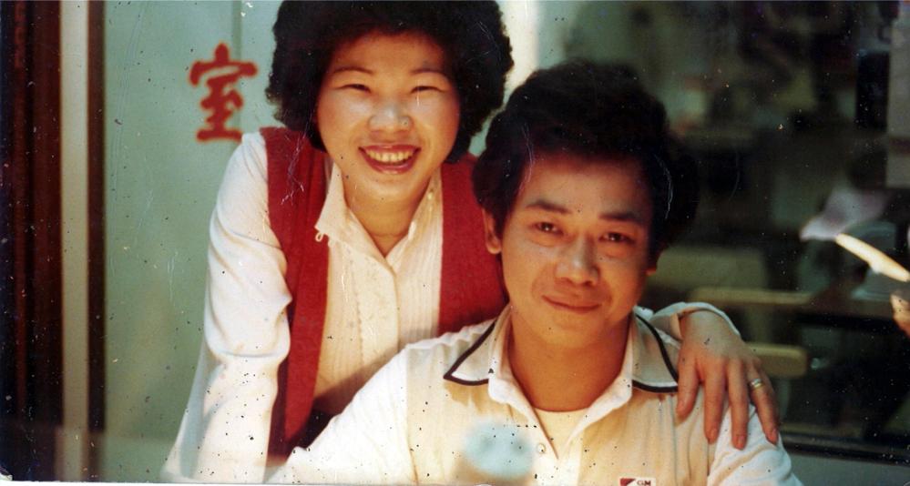 鄭蔡秀燕婚後與先生共同經營鐘錶行。(圖片提供/鄭蔡秀燕)