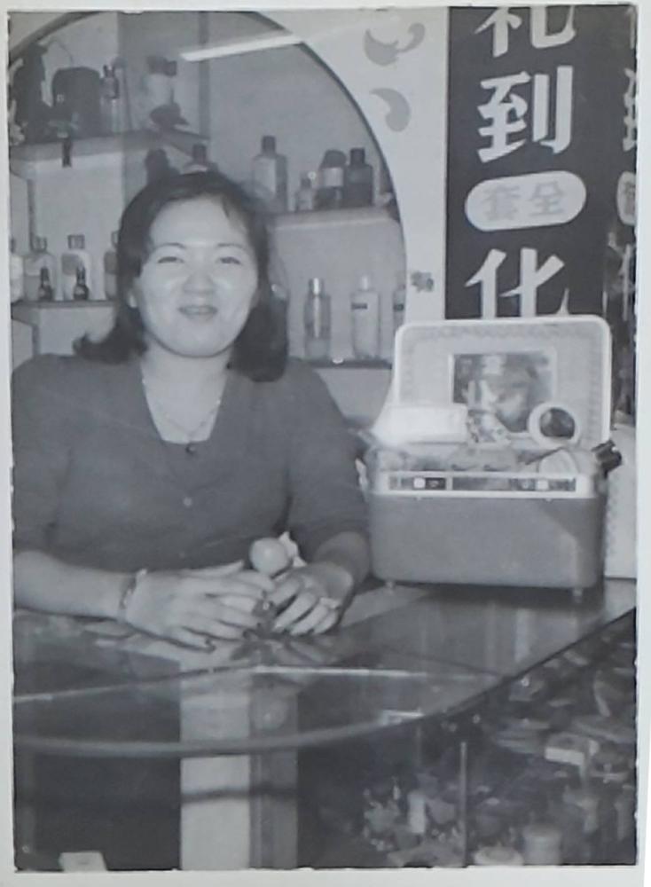 洪保鳳年輕時曾在銀座街經營美容店，後來轉而投身社區照護領域。目前擔任高雄市前鎮區鎮陽社區發展協會理事長，成為在地社區照護不可或缺的重要力量。(圖片提供/洪保鳳)