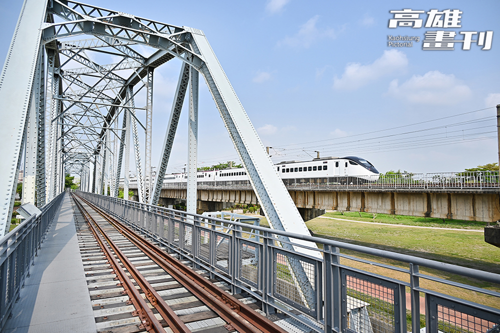 鐵道迷能在「舊鐵橋濕地教育園區」捕捉到列車飛馳的瞬間。 (攝影/Carter) 鐵道迷能在「舊鐵橋濕地教育園區」捕捉到列車飛馳的瞬間。 (攝影/Carter)